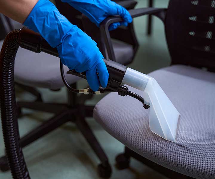 Professionelle Reinigung eines Bürostuhls