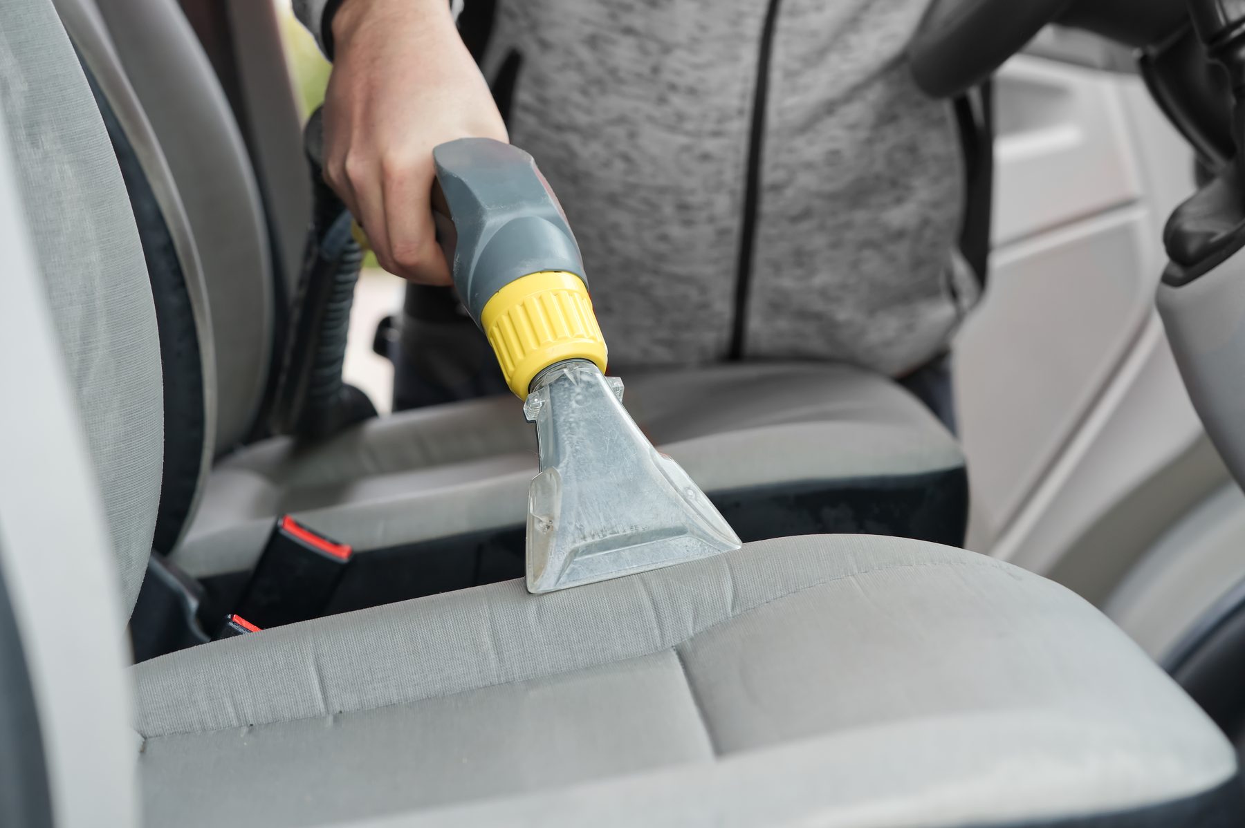 Lederautositz wird mit weichem Tuch gereinigt und gepflegt