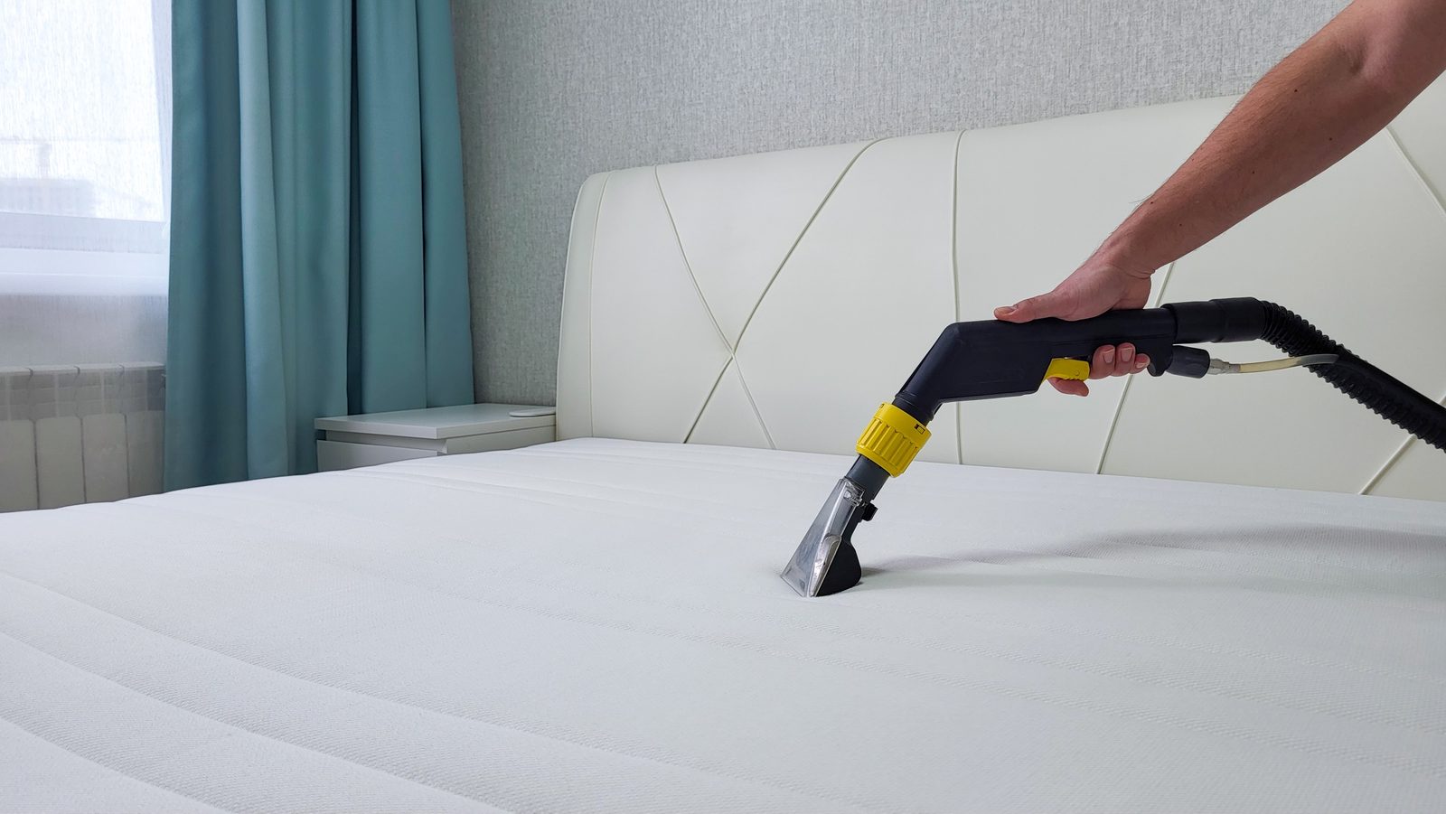 Fleck wird fachgerecht aus der Matratze behandelt